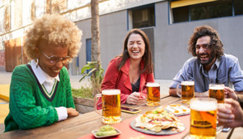 Amigos en la terraza de un bar tomando cerveza