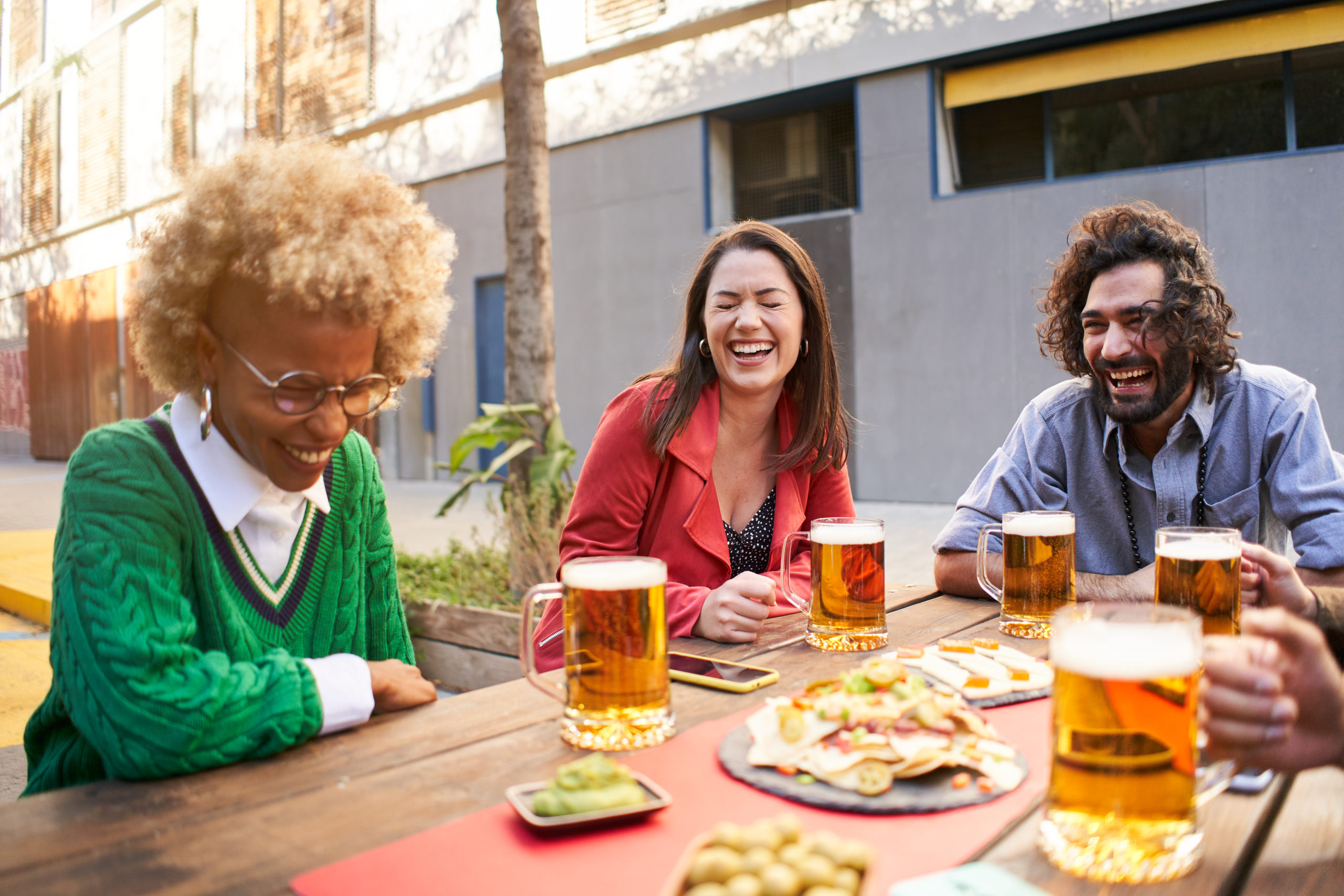 Amigos en la terraza de un bar tomando cerveza